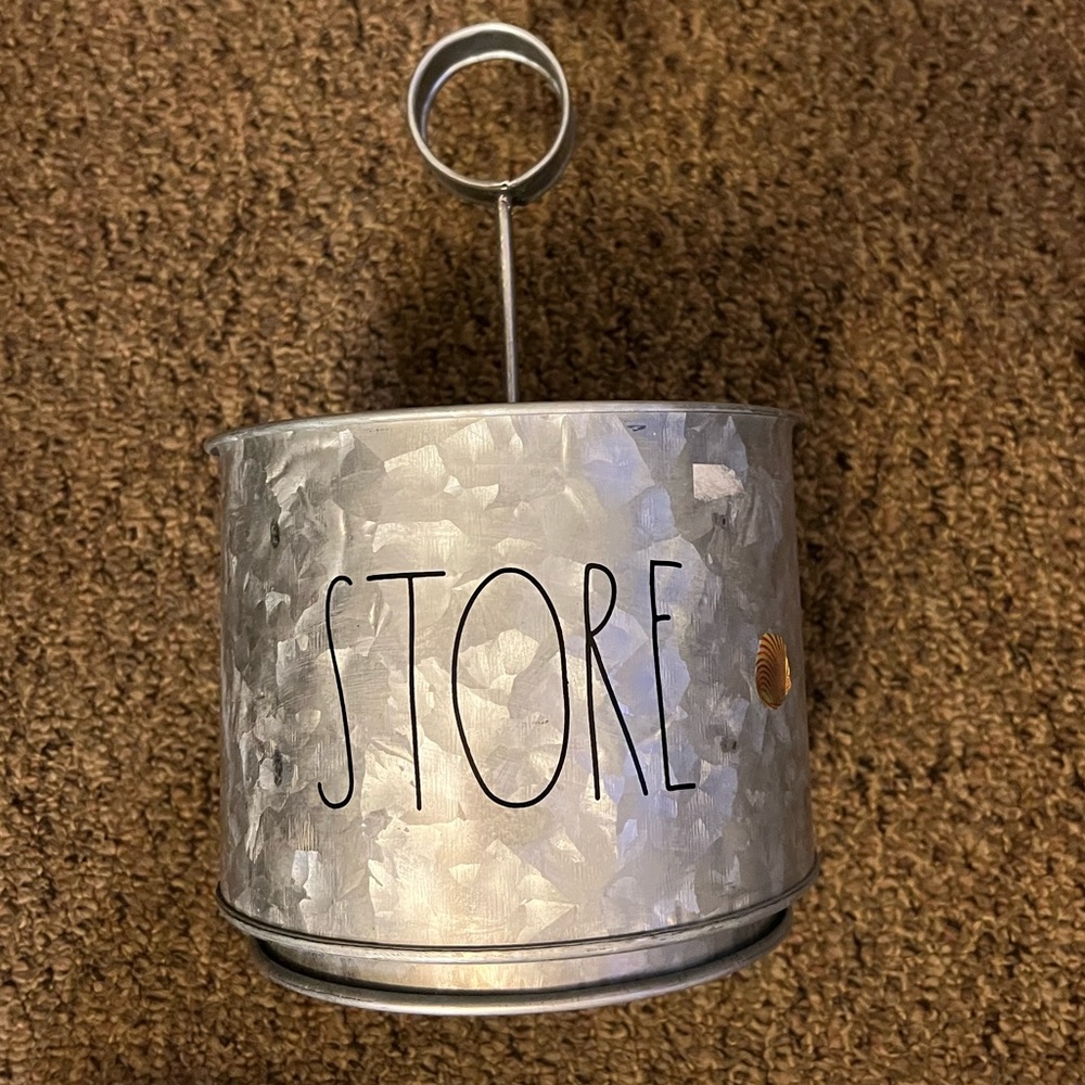 Storage container